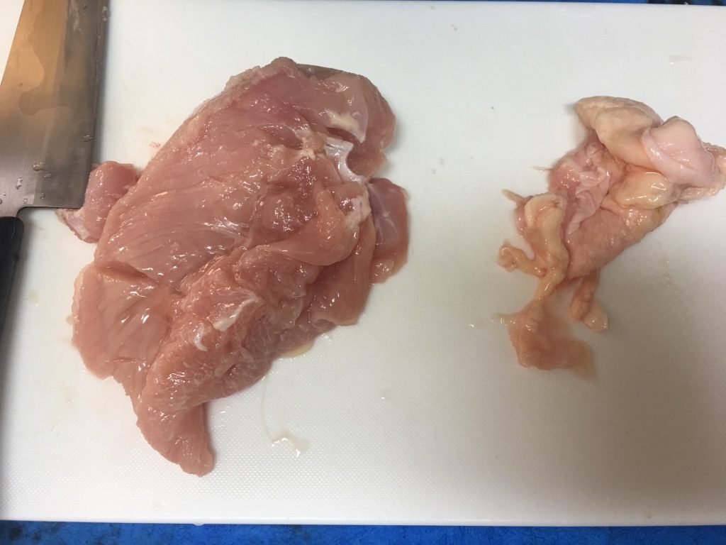 鶏胸肉の皮と筋を丁寧に取り除く