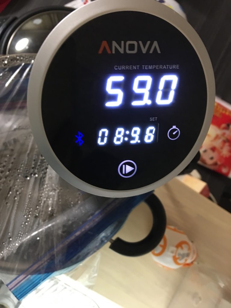 Anova Precision Cookerに温度と時間をセットし低温調理を開始