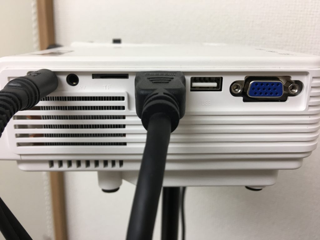 格安LED小型プロジェクター側面の端子接続部分
