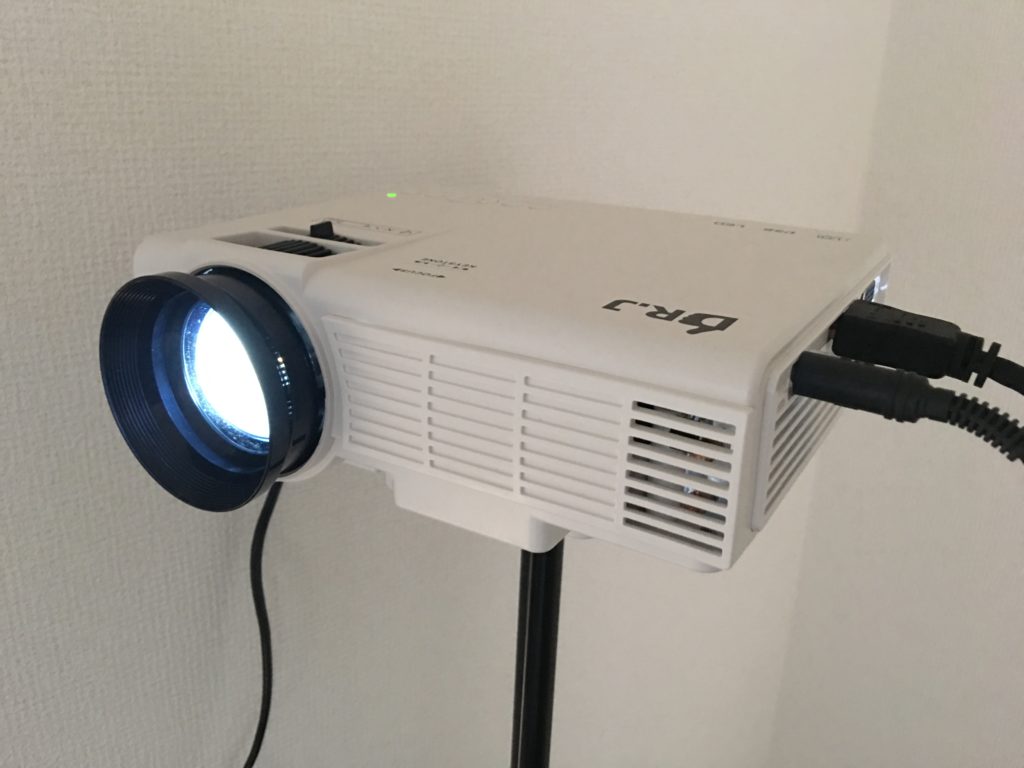 投影中の格安小型プロジェクタ
