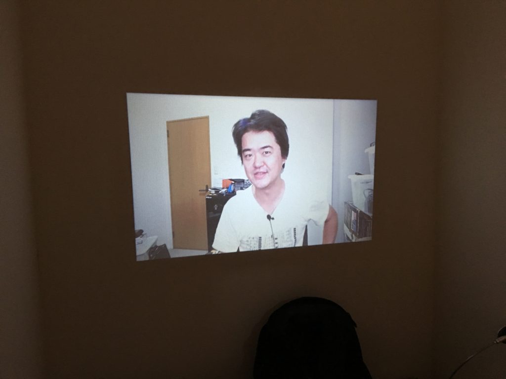 格安小型プロジェクターを視聴可能な最短距離で投影