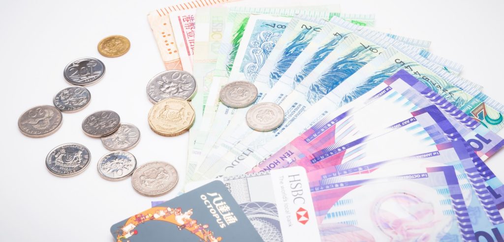 財布の中身がカードや小銭や紙幣でいっぱいになる現金派