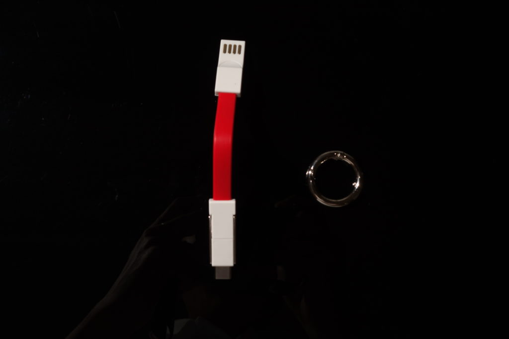 Lightning、MicroUSB、Type-Cがこれ一本で済む便利なUSBマルチケーブル開封後広げた写真