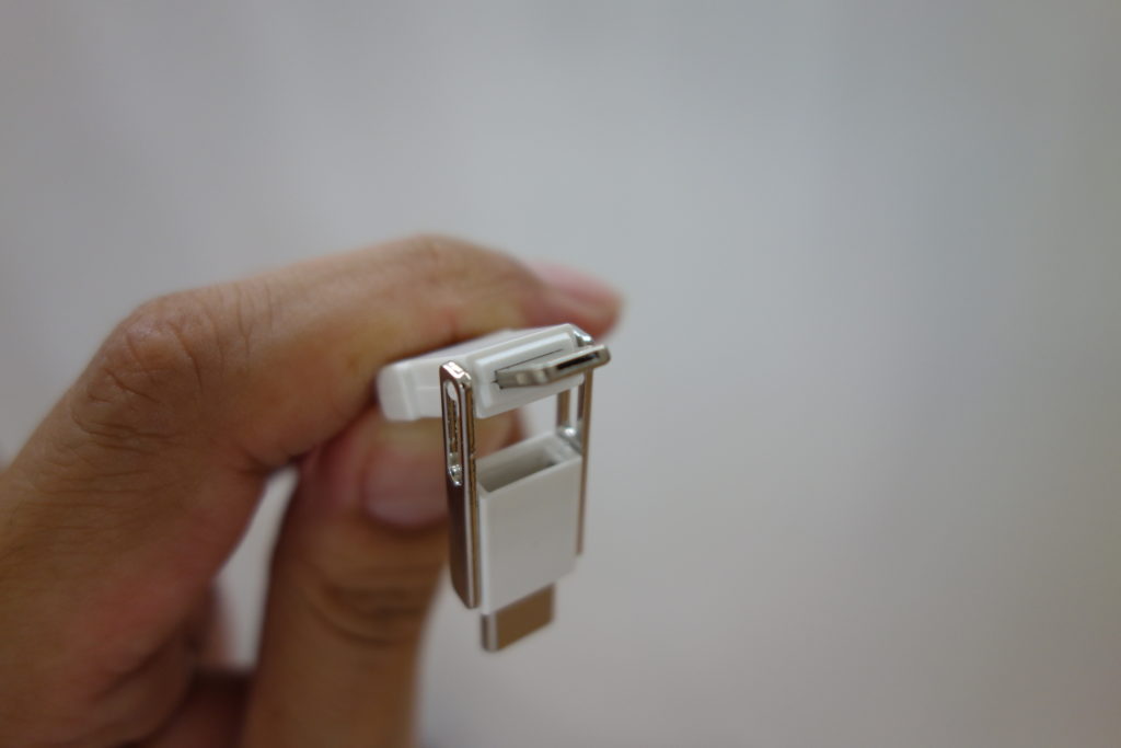 Lightningの先端がMicro USB端子になっている